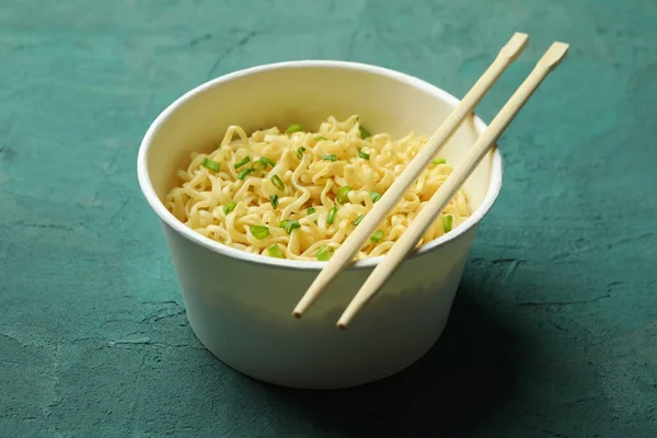 Paper Bowl Noodles Chopsticks Green Textured Background — Stock Photo, Image