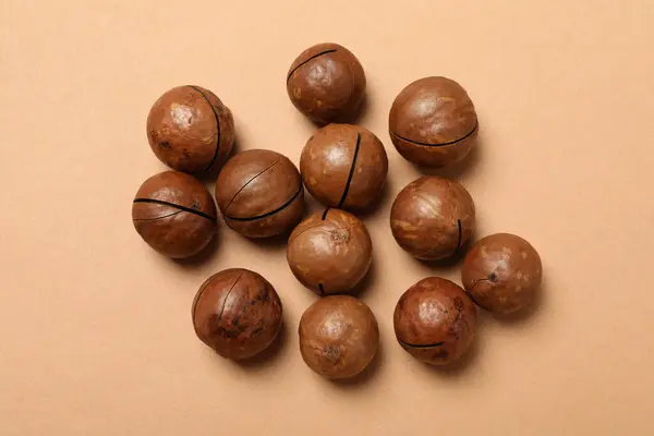 Gruppo Gustose Noci Macadamia Sfondo Beige — Foto Stock