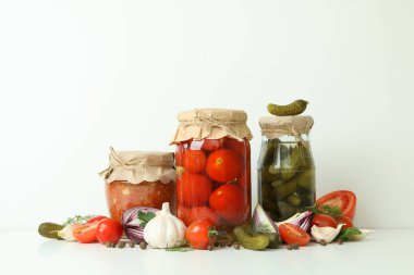 Salatalık, salatalık, domates turşusu ve beyaz arka plandaki malzemeler.