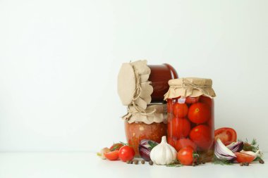 Beyaz arka planda farklı turşu ve malzemeler var.
