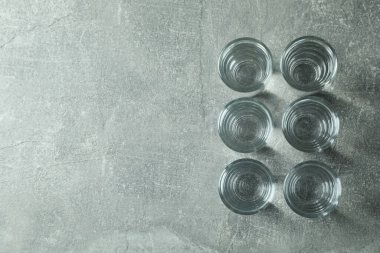 Gri arkaplanda votka, metin için boşluk