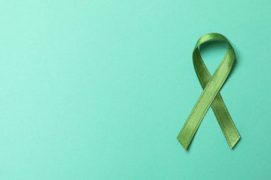 Nane arkaplanında yeşil farkındalık kurdelesi, metin için boşluk