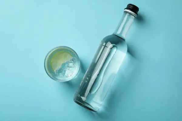 Flaske Glas Vodka Med Kalk Blå Baggrund - Stock-foto