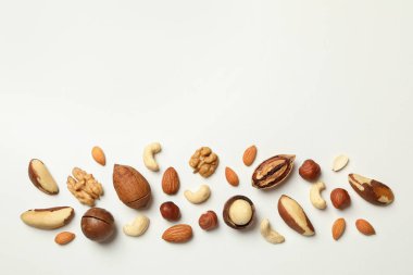 Beyaz arkaplanda farklı lezzetli fındıklar, metin için boşluk