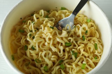 Makarna ve çatallı kağıt kâse, yakın plan.