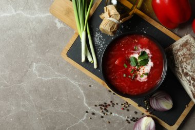 Gri arkaplanda borş çorbası ile lezzetli yemek kavramı