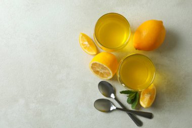 Beyaz desenli masada limon reçelli tatlı kavramı