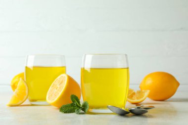 Beyaz desenli masada limon reçelli tatlı kavramı