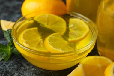 Limonlu tatlı kavramı, limon dilimleri ve siyah dumanlı masa.