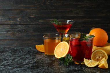 Siyah dumanlı masada farklı jöleli tatlı kavramı