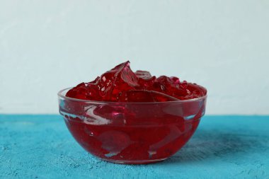 Mavi masada bir kase çilek reçeli.