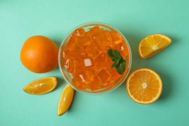 Nane arkaplanda bir kase turuncu jöle, üst manzara.