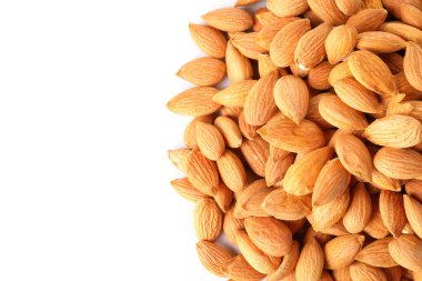 Beyaz arka planda izole edilmiş lezzetli badem yığını