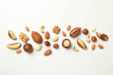 Beyaz arkaplanda farklı lezzetli fındıklar, metin için boşluk