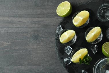 Siyah tepside votka ile parti içkisi kavramı