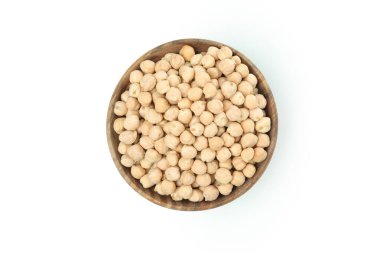 Beyaz arka planda izole edilmiş taze nohutlu kase