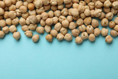 Mavi arkaplanda taze nohut, metin için boşluk