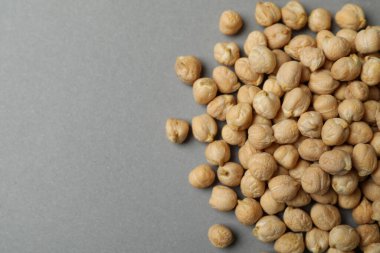 Gri arkaplanda taze nohut, metin için boşluk