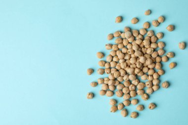 Mavi arka planda bir grup taze nohut