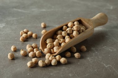 Gri arka planda taze nohut kepçesi