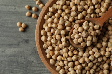 Gri masada nohut ve kaşık