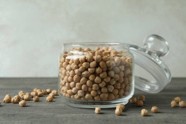 Gri desenli masada taze nohutlu cam kavanoz.