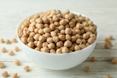 Beyaz ahşap masada nohutlu kase.