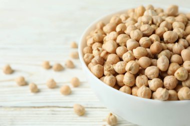 Beyaz ahşap masada nohutlu kase.