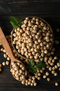 Tahta masada nohut ve kaşık.