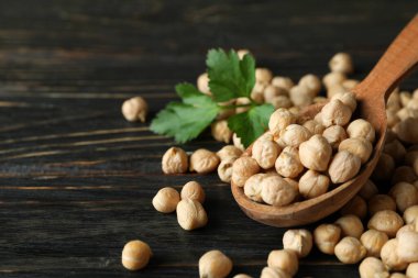 Tahta masada taze nohut kaşığı.