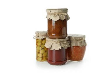 Farklı konserve yiyecekleri olan kavanozlar beyaz arka planda izole edilmiş.