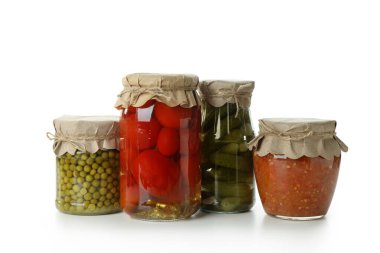 Farklı konserve yiyecekleri olan kavanozlar beyaz arka planda izole edilmiş.