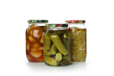 Farklı turşulu kavanozlar beyaz arka planda izole edilmiş.