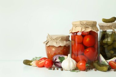 Salatalık, salatalık, domates turşusu ve beyaz arka plandaki malzemeler.