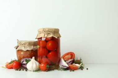Salamura domates, domates ve beyaz arka plandaki malzemeler.