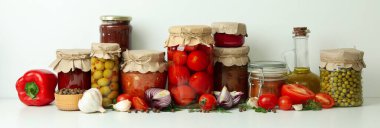 Beyaz arka planda farklı turşu ve malzemeler var.