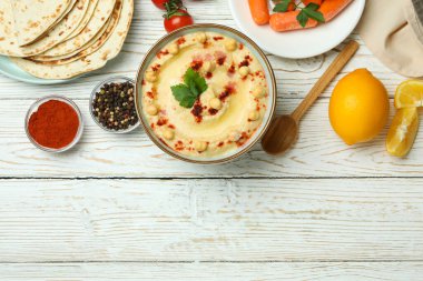 Beyaz ahşap arka planda humus pişirme kavramı