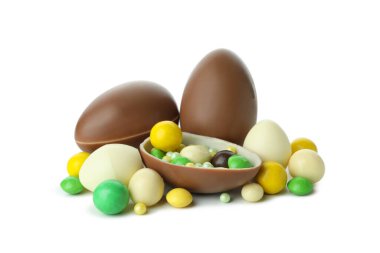 Beyaz arka planda izole edilmiş çikolatalı paskalya yumurtaları.