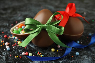 Siyah dumanlı kurdeleli Paskalya çikolataları.