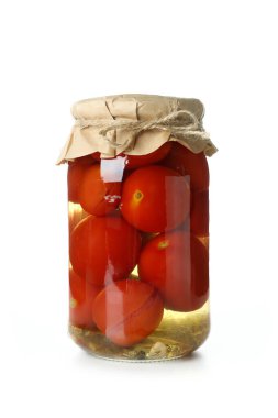 Beyaz arka planda izole edilmiş turşulu domates kavanozu.