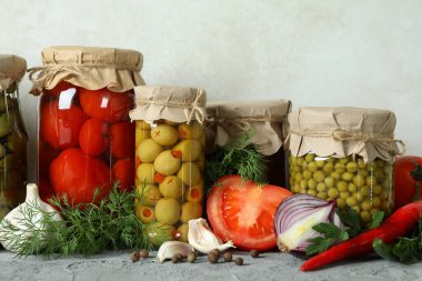 Gri masada farklı konserve ve malzemeler var.