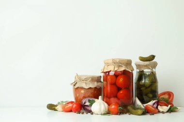 Salatalık, salatalık, domates turşusu ve beyaz arka plandaki malzemeler.