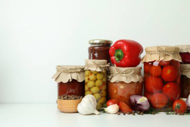 Beyaz arka planda farklı turşu ve malzemeler var.