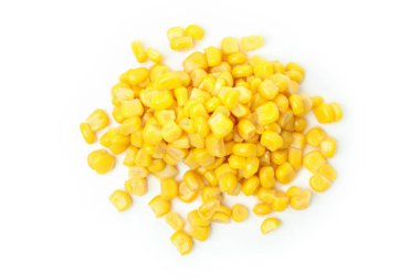 Beyaz arka planda izole edilmiş konserve mısır yığını