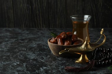 Siyah dumanlı arka planda yiyecek ve aksesuarlarla Ramazan kavramı