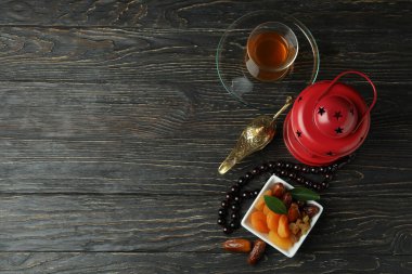 Ahşap masa üzerinde yemek ve aksesuarlarla Ramazan kavramı