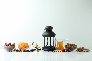 Beyaz arkaplanda yiyecek ve aksesuarlarla Ramazan kavramı, metin için boşluk