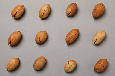 Gri arka planda lezzetli cevizlerle yatıyordu.