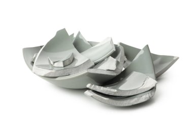 Kırık kase parçaları beyaz arka planda izole edilmiş.