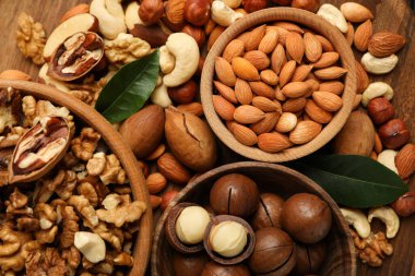 Farklı fındıklı ahşap kaseler, yaklaşın.